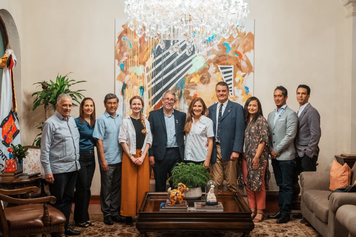 Following the convening, Santo Domingo Mayor Carolina Mejía (sixth from the left) met with Vital Strategies, WHO and PAHO staff, as well as the city team