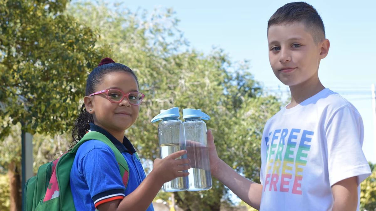 Amid a worrying trend of children consuming products that have no nutritional value – including beverages so high in sugar that they raise the risk of diabetes and other NCDs – the Municipality of the City of Córdoba is reducing access to these products in local schools and installing a fleet of water dispensers through a campaign called “Córdoba Chooses Water.”