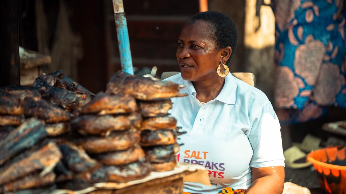 Through the “Salt Breaks Hearts” project in Freetown – where stroke rates are on the rise – nurses and nutritionists train market vendors on the dangers of excess salt and they in turn share tips with their shoppers, including how to cook traditional dishes without using salt-filled seasoning packets.